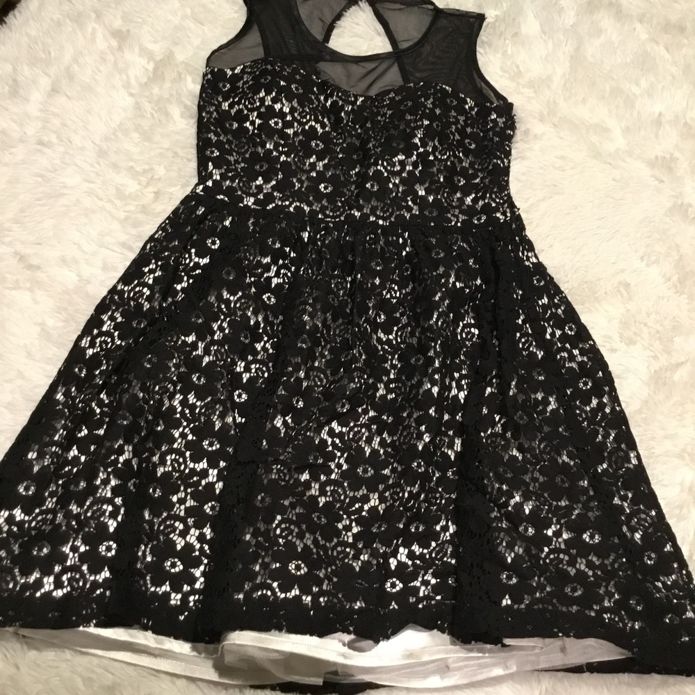 Windsor Lace Dress - Picture 2 of 2
